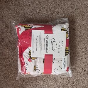 Little Sleepies white bee cloud blanket with pink trim